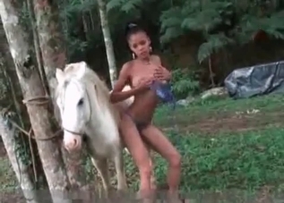 Naked chick wants to fuck a white horse